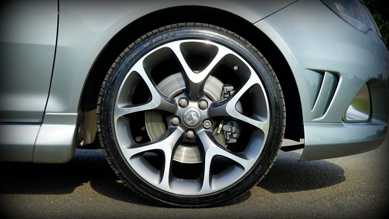 Cum influențează pneurile de vară performanța vehiculului tău?