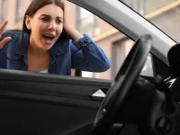 Ai ramas blocat afara din masina? Vezi aici ce trebuie sa faci si ce nu trebuie sa faci