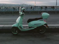 Scuter electric sau bicicletă electrică pentru naveta urbană: ce variantă merită aleasă în 2026?
