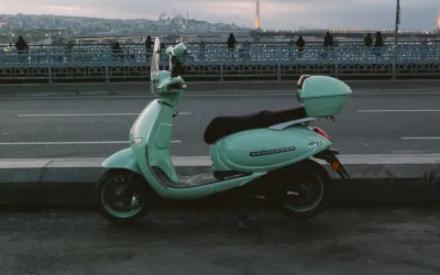 Scuter electric sau bicicletă electrică pentru naveta urbană: ce variantă merită aleasă în 2026?