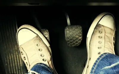 Obiceiuri greșite care îți distrug ambreiajul - ghid complet pentru păstrarea transmisiei