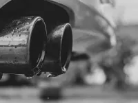 Perché l'acqua sgocciola dallo scarico dell'auto?