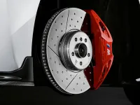 Discuri de frână perforate vs striate: care sunt diferențele și când să le folosești