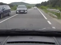 Când este permisă depășirea pe linia continuă: excepțiile legale din Codul Rutier