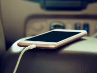 Stiai ca telefonul tau inregistreaza tot, inclusiv atunci cand conduci si nu il folosesti? Cum il opresti sa faca asta