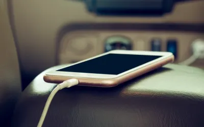 Stiai ca telefonul tau inregistreaza tot, inclusiv atunci cand conduci si nu il folosesti? Cum il opresti sa faca asta
