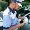 Certificatul de înmatriculare al vehiculului se reține. Șoferii care sunt surprinși făcând asta rămân pe loc fără dreptul de a circula.