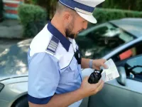 Certificatul de înmatriculare al vehiculului se reține. Șoferii care sunt surprinși făcând asta rămân pe loc fără dreptul de a circula.