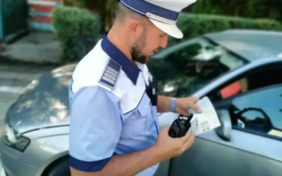 Certificatul de înmatriculare al vehiculului se reține. Șoferii care sunt surprinși făcând asta rămân pe loc fără dreptul de a circula.