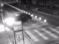 VIDEO ce prezintă prima coliziune survenită la primul limitator de viteză inteligent din România, înregistrată chiar a doua zi după instalare.