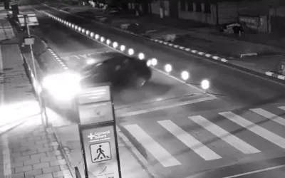 VIDEO ce prezintă prima coliziune survenită la primul limitator de viteză inteligent din România, înregistrată chiar a doua zi după instalare.