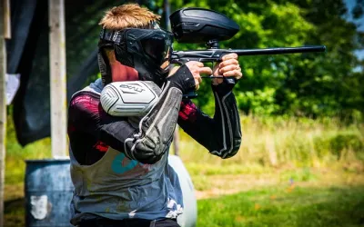 Combinând Adrenalina: Mașini și Paintball, o Aventură Inedită pentru Weekend
