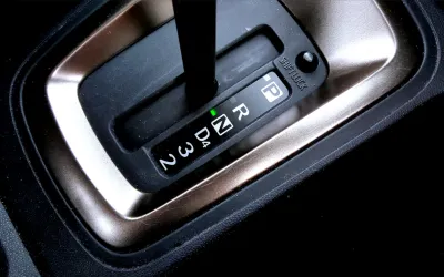 Rolul poziției Neutru (N) la schimbătorul de viteze: când și cum o folosești corect