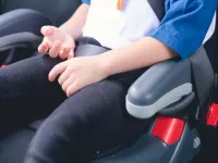 De la ce vârstă poate copilul să stea pe un înălțător auto în mașină ?