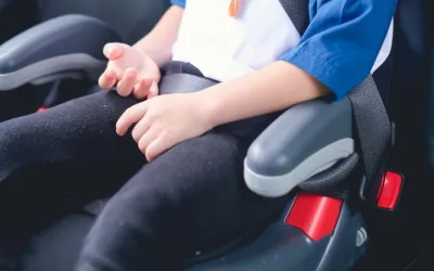 De la ce vârstă poate copilul să stea pe un înălțător auto în mașină ?