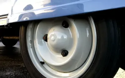 Video viral: ai voie să ieși din țară cu o mașină dotată cu 3 prezoane la roată?