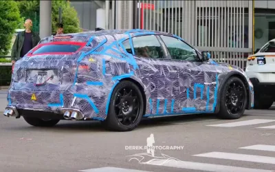Poze: Ferrari testează primul său EV la Maranello, surprins pe străzi cu evacuări false