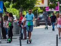 Modificări importante în Codul Rutier 2024: Reguli noi pentru bicicliști și utilizatorii de trotinete electrice