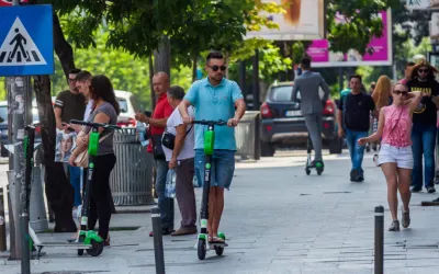 Modificări importante în Codul Rutier 2024: Reguli noi pentru bicicliști și utilizatorii de trotinete electrice