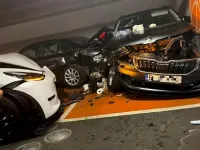 O soferita a incurcat pedalele si a facut praf 3 masini, in parcarea unui mall din Bucuresti.