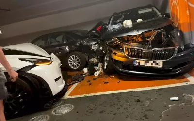 O soferita a incurcat pedalele si a facut praf 3 masini, in parcarea unui mall din Bucuresti.