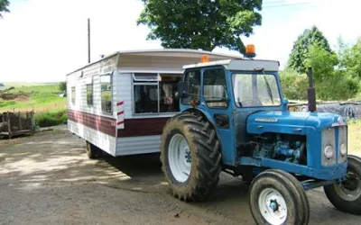 Trebuie vazut. Nu e BMW, nu e Audi, e doar un Tractor care merge cu 100 de km/h pe autostrada, tractand o rulota :)