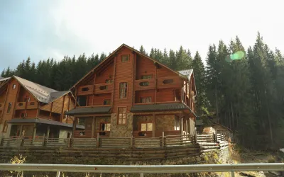 Pleci cu mașina la munte, ce tip de cazare alegi: cabană, hotel sau pensiune?