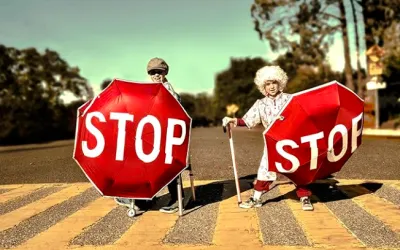 Stiati ca: Inventatorul semnului de circulatie STOP, nu avea permis.