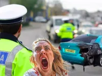 Șofer de BMW surprins folosind semnalizarea: Martorii bănuiesc că era sub influența drogurilor!