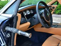 Care este legătura dintre mașinile de lux și umbrela din portieră?