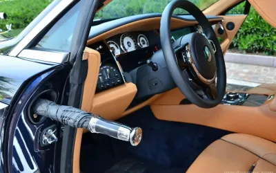 Care este legătura dintre mașinile de lux și umbrela din portieră?