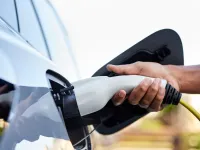 Scăderea vânzărilor de mașini electrice în România: Impactul reducerii voucherului Rabla Plus