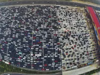 Daca credeai ca la noi e rau, in China se sta in coloana pe 50 de benzi.