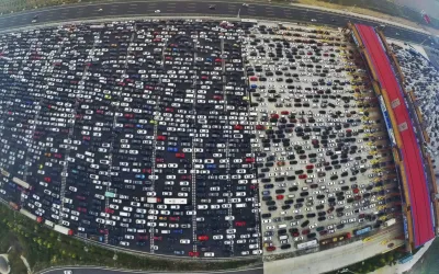 Daca credeai ca la noi e rau, in China se sta in coloana pe 50 de benzi.
