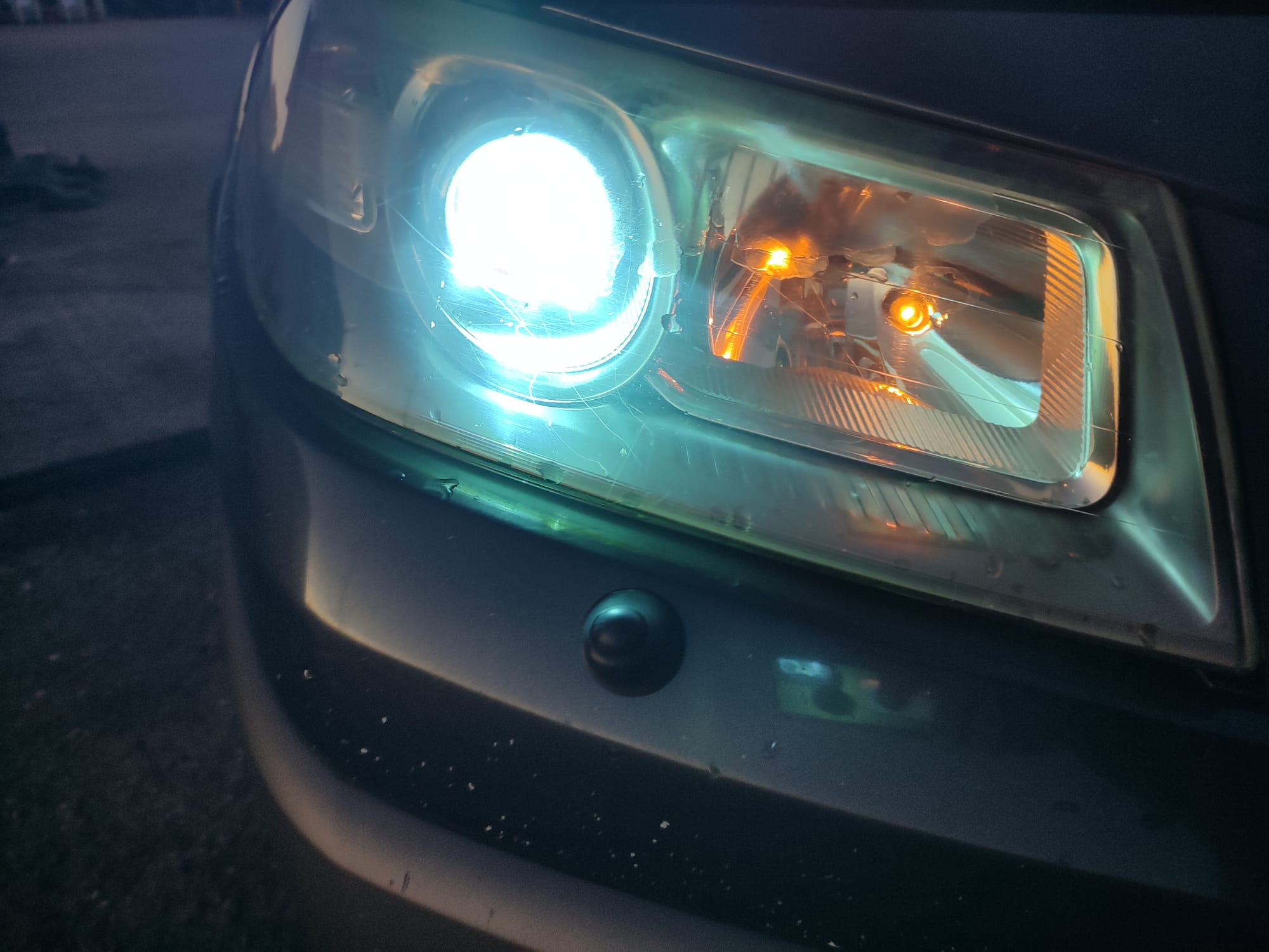 FAR  EUROPA DREAPTA XENON RENAULT MEGANE 2, EURO 3, 2006,1.9 DIESEL, 88 KW, 120 CP, COD MOTOR F9Q-B8