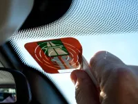 Come rimuovere i residui degli adesivi dal parabrezza?