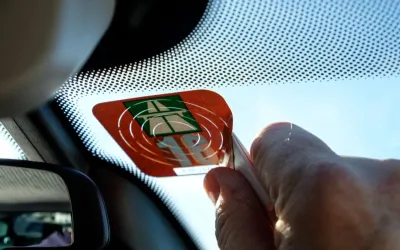 Cum să îndepărtezi urmele de la stickere de pe parbriz fără să deteriorezi vopseaua