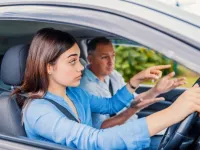 Cum să alegi cea mai sigură mașină pentru un șofer începător