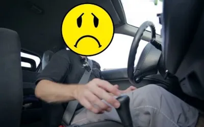 Mașina nu intră în trepte sau schimbă greu vitezele? Cauze și soluții