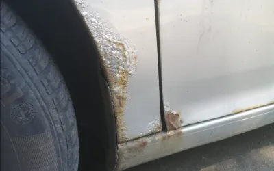 La ruggine dell'auto è superficiale o hai problemi seri con la carrozzeria?