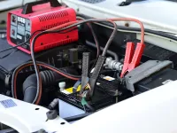 Jak naładować akumulator samochodu?