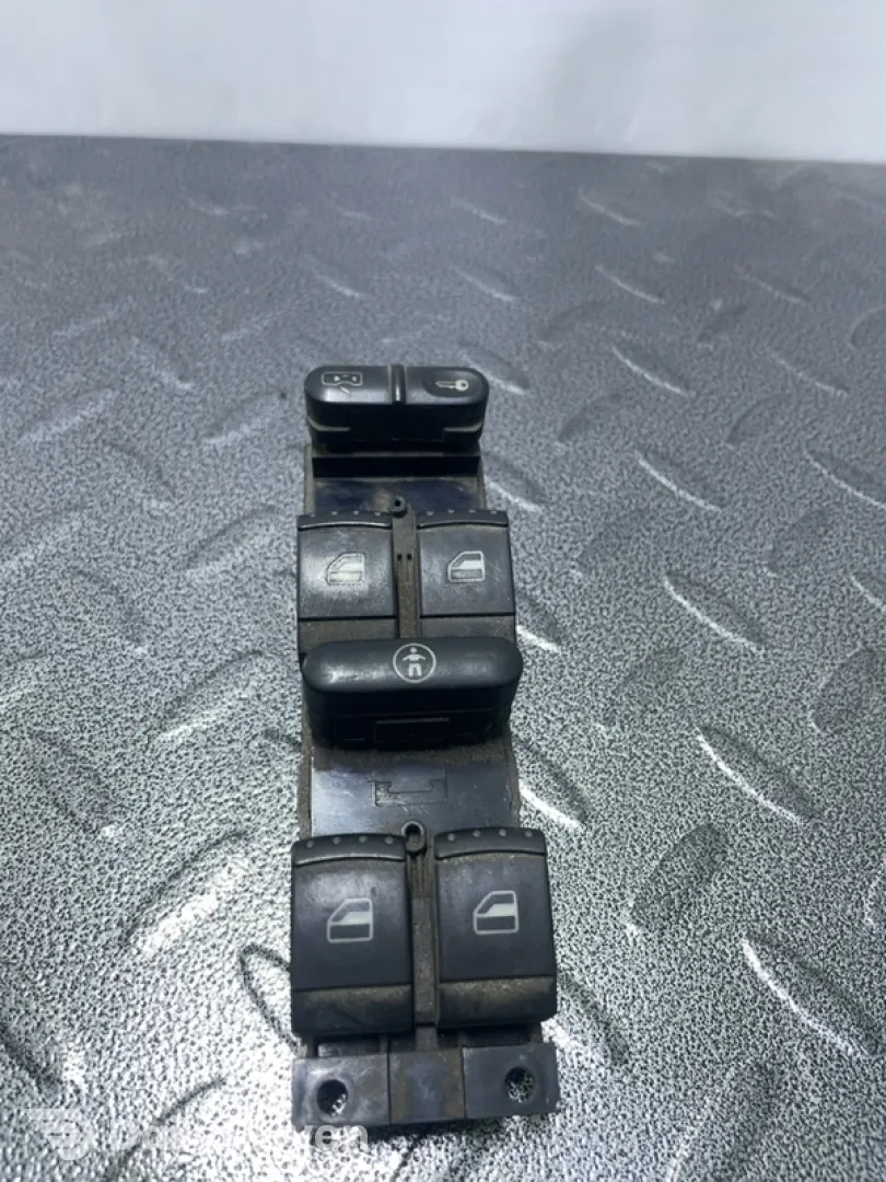 Buton ridicare geam - Parte montare: Stânga față - Volkswagen Passat B5+ [restyling] [2000 - 2005] Sedan
