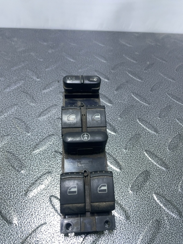 Buton ridicare geam - Parte montare: Stânga față - Volkswagen Passat B5+ [restyling] [2000 - 2005] Sedan