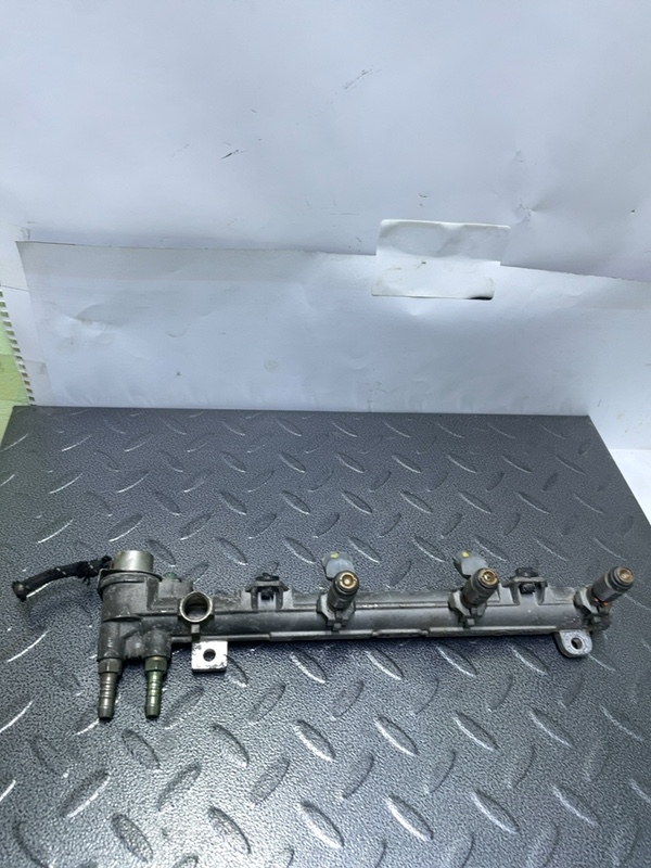 Rampă injectoare - Volkswagen Golf 4 generation [1997 - 2006] Hatchback 5-doors 1.4 MT (75 hp)