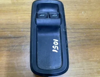 Buton ridicare geam - Parte montare: Stânga față - Ford Fiesta 6 generation [2008 - 2013] Hatchback 5-doors 1.6TDCi MT (75 hp)