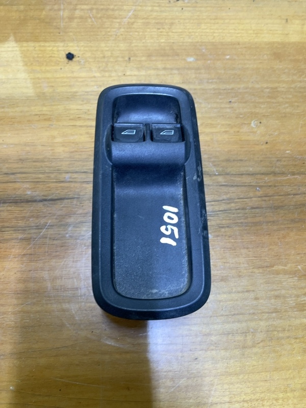 Buton ridicare geam - Parte montare: Stânga față - Ford Fiesta 6 generation [2008 - 2013] Hatchback 5-doors 1.6TDCi MT (75 hp)