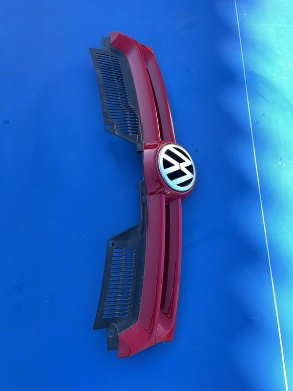 Grilă radiator - Culoare: Roșu - Volkswagen Golf 5 generation [2003 - 2009] Hatchback 5-doors 2.0 TDI MT (140 hp)