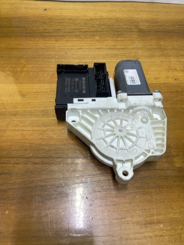 Motoraș macara geam - Parte montare: Stânga față - Volkswagen Passat B6 [2005 - 2010] Sedan 4-doors 2.0 TDI MT (140 hp)
