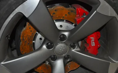 De ce ruginesc frânele mașinii după spălare și cum previi acest lucru