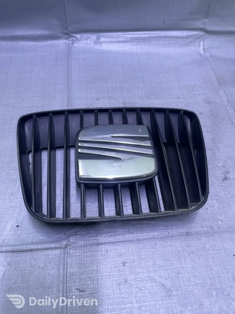 Grilă radiator - SEAT Cordoba 1 generation [restyling] [1999 - 2003] wagon 5 doors 1.9 MT (90 hp)